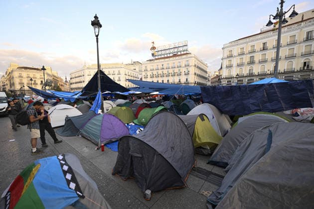 Tent protest continues against housing crisis in Spain MADRID, SPAIN - SEPTEMBER 29 : Protesters continue their tent-city demonstration at Sol Square, demanding solutions from central and regional governments to combat the country s housing crisis, following the court-ordered and police-enforced eviction on September 23 of 87-year-old Mari Carmen, a symbolic figure who became unable to afford the rent on her 70-year residence on September 29, 2026 in Madrid, Spain. Burak Akbulut Anadolu Madrid Spain. Editorial use only. Please get in touch for any other usage.  Copyright: x2026xAnadoluxBurakxAkbulutx