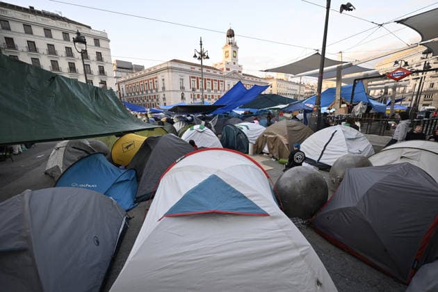 Tent protest continues against housing crisis in Spain MADRID, SPAIN - SEPTEMBER 29 : Protesters continue their tent-city demonstration at Sol Square, demanding solutions from central and regional governments to combat the country s housing crisis, following the court-ordered and police-enforced eviction on September 23 of 87-year-old Mari Carmen, a symbolic figure who became unable to afford the rent on her 70-year residence on September 29, 2026 in Madrid, Spain. Burak Akbulut Anadolu Madrid Spain. Editorial use only. Please get in touch for any other usage.  Copyright: x2026xAnadoluxBurakxAkbulutx