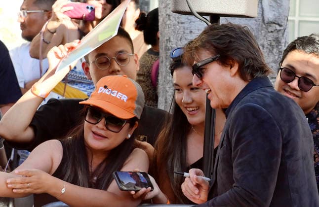 Cast member Tom Cruise mingles with fans at the premiere of the dramatic dark comedy motion picture Digger at the Director s Village in the Westwood section of Los Angeles on Monday, September 28, 2026. Storyline: The most powerful man in the world embarks on a frantic mission to prove he is humanity s savior before the disaster he s unleashed destroys everything.  LAP2026092877 JIMxRUYMEN