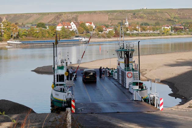 Historic Low Water Level, September 29, 2026: Due to low water levels, the Rhine currently has a water level of minus 27 centimeters at the Kornsand landing site for the Landskrone ferry between Kornsand and Nierstein, near Worms. This is a historic record low. Dredging wo
