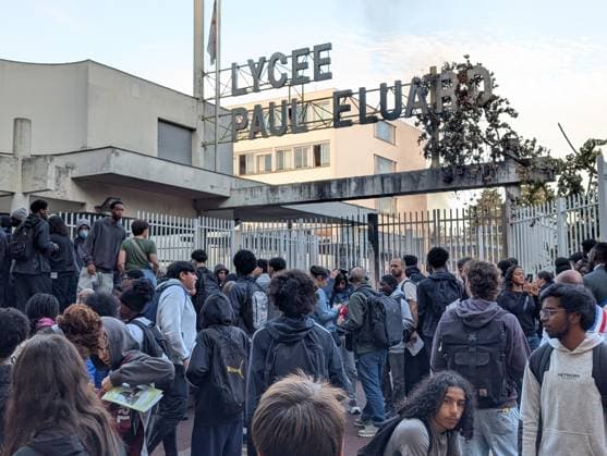 Student blockades spread across France over deteriorating learning conditions PARIS, FRANCE - SEPTEMBER 29: Students gather in front of barricaded access gates during a blockade at the Lycee Paul-Eluard high school in the northern Paris suburb of Saint-Denis, France, on September 29, 2026. Protests and student-led entrance blockades have intensified across Ile-de-France and regional urban centers in recent days, as secondary students demonstrate against poor learning conditions. Luc Auffret Anadolu Paris France. Editorial use only. Please get in touch for any other usage.  Copyright: x2026xAnadoluxLucxAuffretx