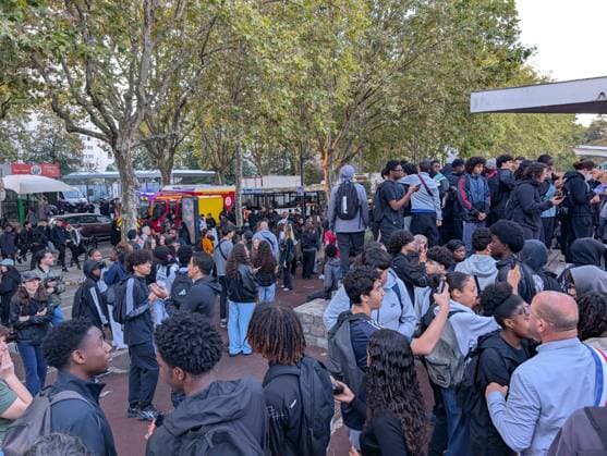 Student blockades spread across France over deteriorating learning conditions PARIS, FRANCE - SEPTEMBER 29: Students gather in front of barricaded access gates during a blockade at the Lycee Paul-Eluard high school in the northern Paris suburb of Saint-Denis, France, on September 29, 2026. Protests and student-led entrance blockades have intensified across Ile-de-France and regional urban centers in recent days, as secondary students demonstrate against poor learning conditions. Luc Auffret Anadolu Paris France. Editorial use only. Please get in touch for any other usage.  Copyright: x2026xAnadoluxLucxAuffretx
