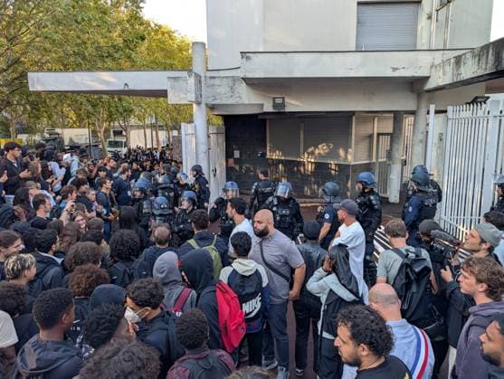 Student blockades spread across France over deteriorating learning conditions PARIS, FRANCE - SEPTEMBER 29: Security forces deployed as students gather in front of barricaded access gates during a blockade at the Lycee Paul-Eluard high school in the northern Paris suburb of Saint-Denis, France, on September 29, 2026. Protests and student-led entrance blockades have intensified across Ile-de-France and regional urban centers in recent days, as secondary students demonstrate against poor learning conditions. Luc Auffret Anadolu Paris France. Editorial use only. Please get in touch for any other usage.  Copyright: x2026xAnadoluxLucxAuffretx