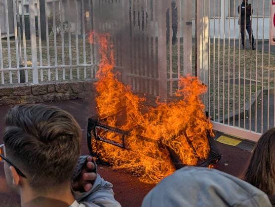 Student blockades spread across France over deteriorating learning conditions PARIS, FRANCE - SEPTEMBER 29: Flames rise as students gather in front of barricaded access gates during a blockade at the Lycee Paul-Eluard high school in the northern Paris suburb of Saint-Denis, France, on September 29, 2026. Protests and student-led entrance blockades have intensified across Ile-de-France and regional urban centers in recent days, as secondary students demonstrate against poor learning conditions. Luc Auffret Anadolu Paris France. Editorial use only. Please get in touch for any other usage.  Copyright: x2026xAnadoluxLucxAuffretx