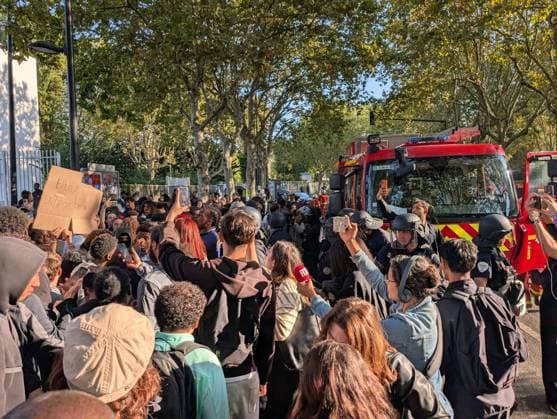 Student blockades spread across France over deteriorating learning conditions PARIS, FRANCE - SEPTEMBER 29: Students gather in front of barricaded access gates during a blockade at the Lycee Paul-Eluard high school in the northern Paris suburb of Saint-Denis, France, on September 29, 2026. Protests and student-led entrance blockades have intensified across Ile-de-France and regional urban centers in recent days, as secondary students demonstrate against poor learning conditions. Luc Auffret Anadolu Paris France. Editorial use only. Please get in touch for any other usage.  Copyright: x2026xAnadoluxLucxAuffretx