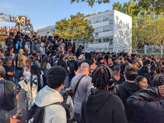 Student blockades spread across France over deteriorating learning conditions PARIS, FRANCE - SEPTEMBER 29: Students gather in front of barricaded access gates during a blockade at the Lycee Paul-Eluard high school in the northern Paris suburb of Saint-Denis, France, on September 29, 2026. Protests and student-led entrance blockades have intensified across Ile-de-France and regional urban centers in recent days, as secondary students demonstrate against poor learning conditions. Luc Auffret Anadolu Paris France. Editorial use only. Please get in touch for any other usage.  Copyright: x2026xAnadoluxLucxAuffretx