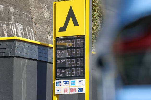 What is the outlook for fuel prices? Fuel prices remain at very high levels. CLASSIC Gas Station in Mudersbach. Fuel prices this morning. The current prices for diesel, Super E10, and Super are well over 2 euros. Diesel is at 2.38 euros, Super E10 at 2.23 euros, and Super at 2.29 euros. Gas station, fuel prices on September 29, 2026, in Mude