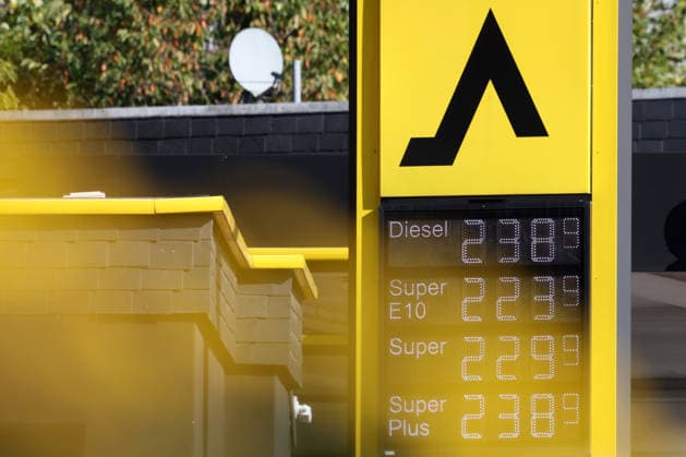 What is the outlook for fuel prices? Fuel prices remain at very high levels. CLASSIC Gas Station in Mudersbach. Fuel prices this morning. The current prices for diesel, Super E10, and Super are well over 2 euros. Diesel is at 2.38 euros, Super E10 at 2.23 euros, and Super at 2.29 euros. Gas station, fuel prices on September 29, 2026, in Mude