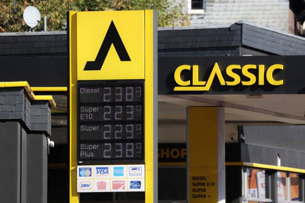 What is the outlook for fuel prices? Fuel prices remain at very high levels. CLASSIC Gas Station in Mudersbach. Fuel prices this morning. The current prices for diesel, Super E10, and Super are well over 2 euros. Diesel is at 2.38 euros, Super E10 at 2.23 euros, and Super at 2.29 euros. Gas station, fuel prices on September 29, 2026, in Mude