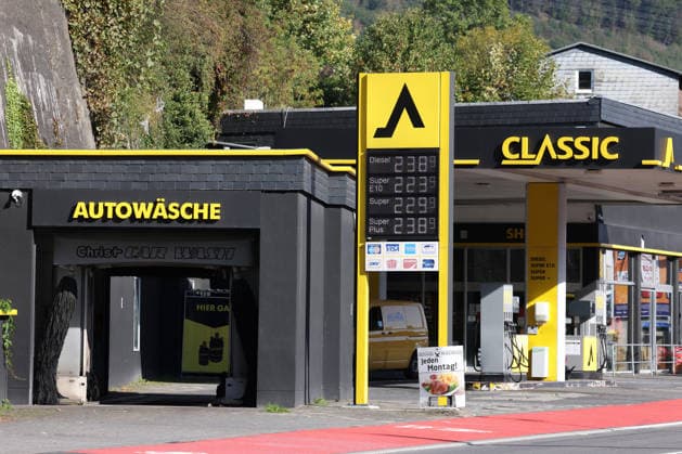 What is the outlook for fuel prices? Fuel prices remain at very high levels. CLASSIC Gas Station in Mudersbach. Fuel prices this morning. The current prices for diesel, Super E10, and Super are well over 2 euros. Diesel is at 2.38 euros, Super E10 at 2.23 euros, and Super at 2.29 euros. Gas station, fuel prices on September 29, 2026, in Mude