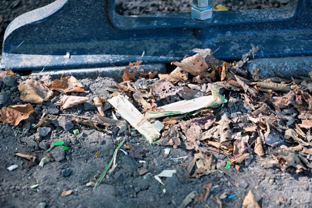 Berlin, September 29, 2026. Wood chips from the damaged Rainbow Bench lie among the leaves at the foot of the bench in the Großer Tiergarten. The bench commemorates the victims of the attack on Christopher Street Day (CSD) on July 25, 2026.