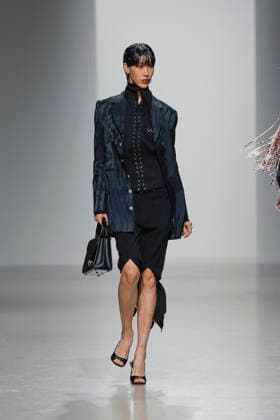 A model walks the runway during the Weinsanto Ready-to-Wear Spring Summer 2027 fashion show as part of Paris Fashion Week on September 28, 2026, in Paris, France. Bestimage, Paris, France  Copyright: xAgencex xBestimagexAgencex xBestimagex
