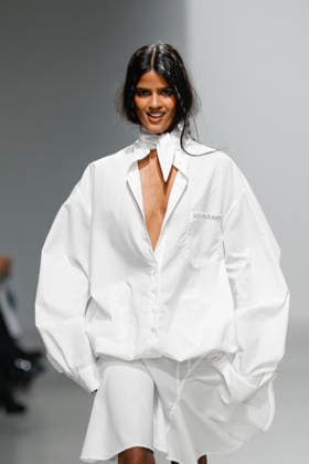 A model walks the runway during the Weinsanto Ready-to-Wear Spring Summer 2027 fashion show as part of Paris Fashion Week on September 28, 2026, in Paris, France. Bestimage, Paris, France  Copyright: xAgencex xBestimagexAgencex xBestimagex