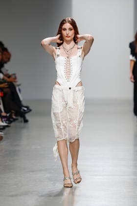 A model walks the runway during the Weinsanto Ready-to-Wear Spring Summer 2027 fashion show as part of Paris Fashion Week on September 28, 2026, in Paris, France. Bestimage, Paris, France  Copyright: xAgencex xBestimagexAgencex xBestimagex