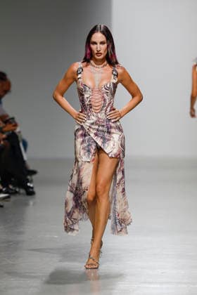 A model walks the runway during the Weinsanto Ready-to-Wear Spring Summer 2027 fashion show as part of Paris Fashion Week on September 28, 2026, in Paris, France. Bestimage, Paris, France  Copyright: xAgencex xBestimagexAgencex xBestimagex