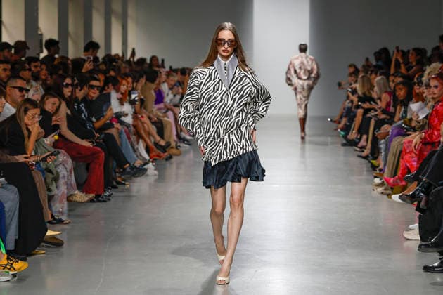 A model walks the runway during the Weinsanto Ready-to-Wear Spring Summer 2027 fashion show as part of Paris Fashion Week on September 28, 2026, in Paris, France. Bestimage, Paris, France  Copyright: xAgencex xBestimagexAgencex xBestimagex