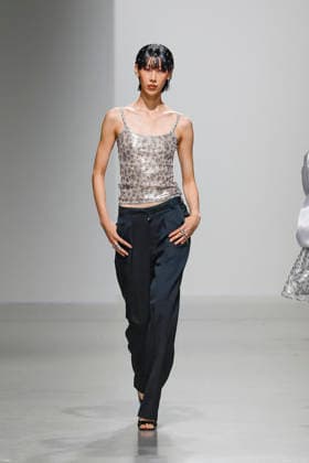 A model walks the runway during the Weinsanto Ready-to-Wear Spring Summer 2027 fashion show as part of Paris Fashion Week on September 28, 2026, in Paris, France. Bestimage, Paris, France  Copyright: xAgencex xBestimagexAgencex xBestimagex