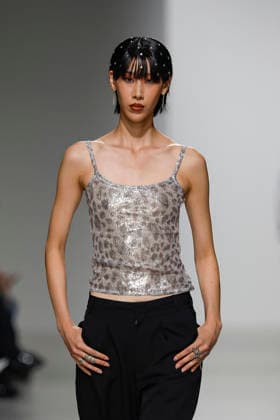 A model walks the runway during the Weinsanto Ready-to-Wear Spring Summer 2027 fashion show as part of Paris Fashion Week on September 28, 2026, in Paris, France. Bestimage, Paris, France  Copyright: xAgencex xBestimagexAgencex xBestimagex