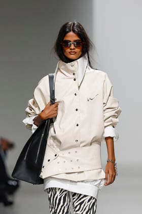 A model walks the runway during the Weinsanto Ready-to-Wear Spring Summer 2027 fashion show as part of Paris Fashion Week on September 28, 2026, in Paris, France. Bestimage, Paris, France  Copyright: xAgencex xBestimagexAgencex xBestimagex