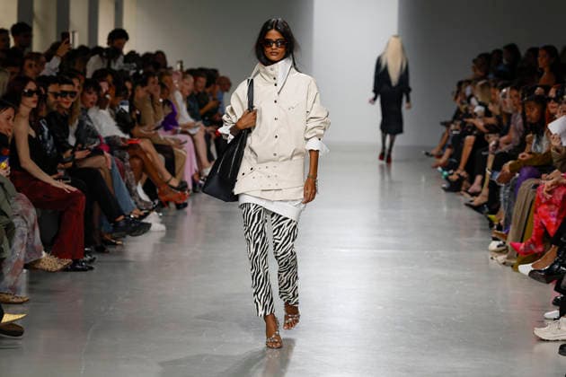 A model walks the runway during the Weinsanto Ready-to-Wear Spring Summer 2027 fashion show as part of Paris Fashion Week on September 28, 2026, in Paris, France. Bestimage, Paris, France  Copyright: xAgencex xBestimagexAgencex xBestimagex