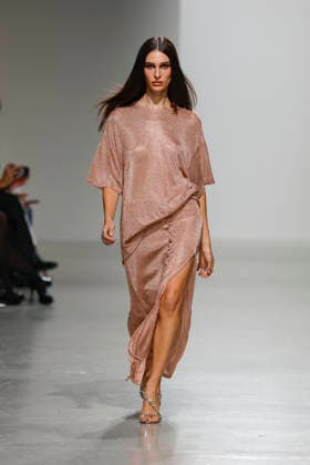 A model walks the runway during the Weinsanto Ready-to-Wear Spring Summer 2027 fashion show as part of Paris Fashion Week on September 28, 2026, in Paris, France. Bestimage, Paris, France  Copyright: xAgencex xBestimagexAgencex xBestimagex