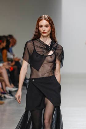 A model walks the runway during the Weinsanto Ready-to-Wear Spring Summer 2027 fashion show as part of Paris Fashion Week on September 28, 2026, in Paris, France. Bestimage, Paris, France  Copyright: xAgencex xBestimagexAgencex xBestimagex