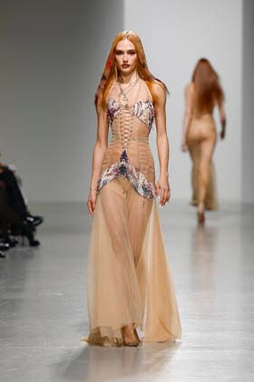 A model walks the runway during the Weinsanto Ready-to-Wear Spring Summer 2027 fashion show as part of Paris Fashion Week on September 28, 2026, in Paris, France. Bestimage, Paris, France  Copyright: xAgencex xBestimagexAgencex xBestimagex
