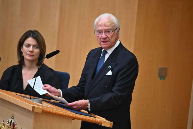 STOCKHOLM, SWEDEN 20260929 King Carl Gustaf speaks at the opening of the Riksdag session in the Riksdag chamber. To the left is Deputy Speaker Johanna Harladsson S. STOCKHOLM, SWEDEN x10090x  Copyright: xClaudioxBresciani TTx RIKSMÖTETS ÖPPNANDE 2026 v91494emPjU