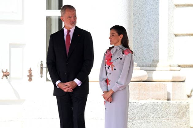 The King and Queen Welcome the President of the French Republic, Emmanuel Macron, and the First Lady with Full Honors King Felipe VI and Queen Letizia await the arrival of the President of the French Republic, Emmanuel Macron, and First Lady Brigitte Macron at the Royal Palace on September 29, 2026, in Madrid, Spain. This state visit will serve to highlight and strengthen the ties and bilateral relations between the two countries. ROYALTY PRESIDENCY HONORS PRESIDENT KING QUEEN ROYAL PALACE José Madrid Madrid Spain  Copyright: xJosÃ xOlivax 7807880