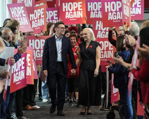 Labour Party Annual Conference Day Three Andy Burnham MP, Prime Minister of the United Kingdom and his wife Marie-France van Heel Walks over the bridge of Hope Again during theLabour Party Annual Conference Day Three at Convention Centre, Liverpool, United Kingdom on 29 September 2026 (Photo by Mark Cosgrove News Images) Liverpool Convention Centre Merseyside United Kingdom Copyright: xMarkxCosgrove NewsxImagesx