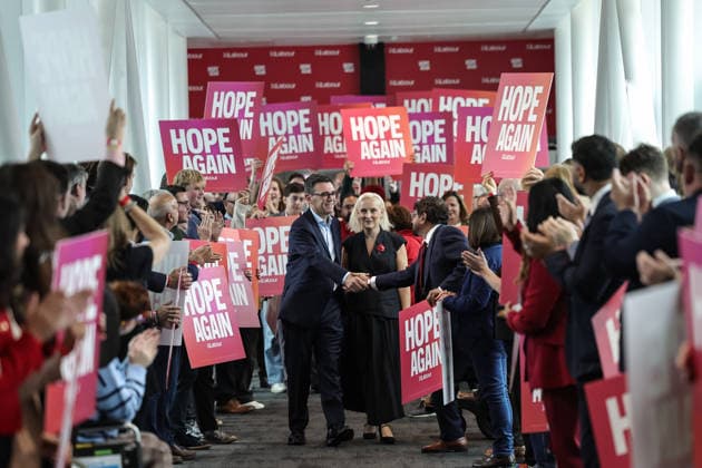 Labour Party Annual Conference Day Three Andy Burnham MP, Prime Minister of the United Kingdom and his wife Marie-France van Heel Walks over the bridge of Hope Again during theLabour Party Annual Conference Day Three at Convention Centre, Liverpool, United Kingdom on 29 September 2026 (Photo by Mark Cosgrove News Images) Liverpool Convention Centre Merseyside United Kingdom Copyright: xMarkxCosgrove NewsxImagesx