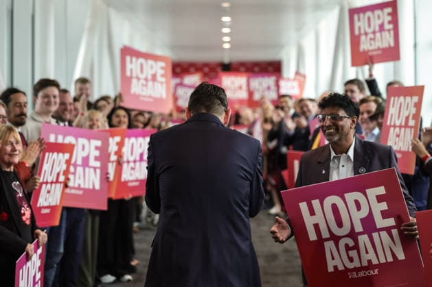 Labour Party Annual Conference Day Three Andy Burnham MP, Prime Minister of the United Kingdom Walks bows as he crosses over the bridge of Hope Again during theLabour Party Annual Conference Day Three at Convention Centre, Liverpool, United Kingdom on 29 September 2026 (Photo by Mark Cosgrove News Images) Liverpool Convention Centre Merseyside United Kingdom Copyright: xMarkxCosgrove NewsxImagesx