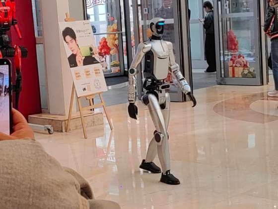 HARBIN, CHINA - JANUARY 29: An AI robot shakes hands with children at a shopping mall on January 29 in Harbin, Heilongjiang Province of China. The humanoid robot features flexible movements and can dance, wave, make heart gestures and communicate via voice.  Copyright: xVCGx 111670495821