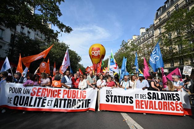 Public sector workers strike in Paris ahead of 2027 budget presentation PARIS, FRANCE - SEPTEMBER 29 : Jean-Luc Melenchon, candidate of the leftist La France Insoumise (LFI) party for France s 2027 presidential election, LFI MP and National Assembly Vice-President Clemence Guette, and MP Farida Amrani participate in a rally during nationwide public sector strikes and demonstrations ahead of the 2027 draft budget presentation, on September 29, 2026 in Paris, France. Mustafa Yalcin Anadolu Paris France. Editorial use only. Please get in touch for any other usage.  Copyright: x2026xAnadoluxMustafaxYalcinx