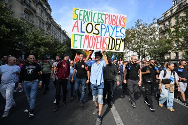 Public sector workers strike in Paris ahead of 2027 budget presentation PARIS, FRANCE - SEPTEMBER 29 : Jean-Luc Melenchon, candidate of the leftist La France Insoumise (LFI) party for France s 2027 presidential election, LFI MP and National Assembly Vice-President Clemence Guette, and MP Farida Amrani participate in a rally during nationwide public sector strikes and demonstrations ahead of the 2027 draft budget presentation, on September 29, 2026 in Paris, France. Mustafa Yalcin Anadolu Paris France. Editorial use only. Please get in touch for any other usage.  Copyright: x2026xAnadoluxMustafaxYalcinx