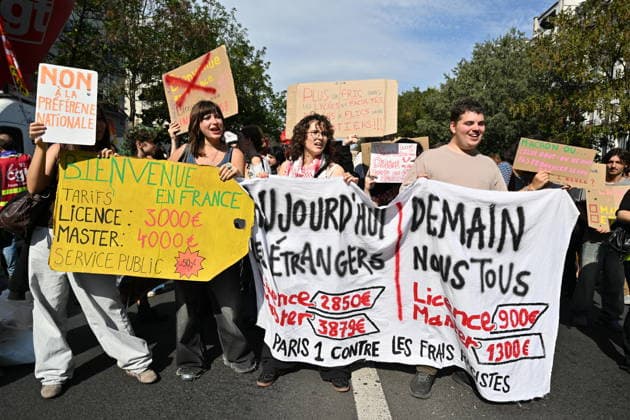 Public sector workers strike in Paris ahead of 2027 budget presentation PARIS, FRANCE - SEPTEMBER 29 : Jean-Luc Melenchon, candidate of the leftist La France Insoumise (LFI) party for France s 2027 presidential election, LFI MP and National Assembly Vice-President Clemence Guette, and MP Farida Amrani participate in a rally during nationwide public sector strikes and demonstrations ahead of the 2027 draft budget presentation, on September 29, 2026 in Paris, France. Mustafa Yalcin Anadolu Paris France. Editorial use only. Please get in touch for any other usage.  Copyright: x2026xAnadoluxMustafaxYalcinx