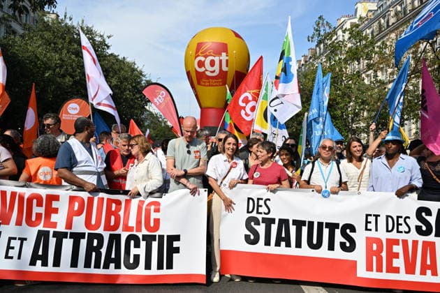 Public sector workers strike in Paris ahead of 2027 budget presentation PARIS, FRANCE - SEPTEMBER 29 : Jean-Luc Melenchon, candidate of the leftist La France Insoumise (LFI) party for France s 2027 presidential election, LFI MP and National Assembly Vice-President Clemence Guette, and MP Farida Amrani participate in a rally during nationwide public sector strikes and demonstrations ahead of the 2027 draft budget presentation, on September 29, 2026 in Paris, France. Mustafa Yalcin Anadolu Paris France. Editorial use only. Please get in touch for any other usage.  Copyright: x2026xAnadoluxMustafaxYalcinx