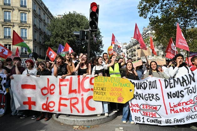 Public sector workers strike in Paris ahead of 2027 budget presentation PARIS, FRANCE - SEPTEMBER 29 : Jean-Luc Melenchon, candidate of the leftist La France Insoumise (LFI) party for France s 2027 presidential election, LFI MP and National Assembly Vice-President Clemence Guette, and MP Farida Amrani participate in a rally during nationwide public sector strikes and demonstrations ahead of the 2027 draft budget presentation, on September 29, 2026 in Paris, France. Mustafa Yalcin Anadolu Paris France. Editorial use only. Please get in touch for any other usage.  Copyright: x2026xAnadoluxMustafaxYalcinx