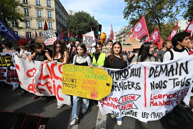 Public sector workers strike in Paris ahead of 2027 budget presentation PARIS, FRANCE - SEPTEMBER 29 : Jean-Luc Melenchon, candidate of the leftist La France Insoumise (LFI) party for France s 2027 presidential election, LFI MP and National Assembly Vice-President Clemence Guette, and MP Farida Amrani participate in a rally during nationwide public sector strikes and demonstrations ahead of the 2027 draft budget presentation, on September 29, 2026 in Paris, France. Mustafa Yalcin Anadolu Paris France. Editorial use only. Please get in touch for any other usage.  Copyright: x2026xAnadoluxMustafaxYalcinx