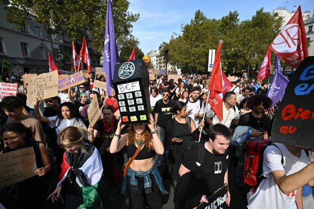 Public sector workers strike in Paris ahead of 2027 budget presentation PARIS, FRANCE - SEPTEMBER 29 : Jean-Luc Melenchon, candidate of the leftist La France Insoumise (LFI) party for France s 2027 presidential election, LFI MP and National Assembly Vice-President Clemence Guette, and MP Farida Amrani participate in a rally during nationwide public sector strikes and demonstrations ahead of the 2027 draft budget presentation, on September 29, 2026 in Paris, France. Mustafa Yalcin Anadolu Paris France. Editorial use only. Please get in touch for any other usage.  Copyright: x2026xAnadoluxMustafaxYalcinx