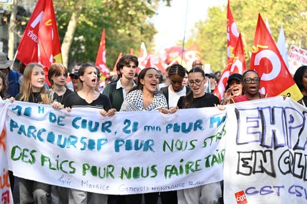Public sector workers strike in Paris ahead of 2027 budget presentation PARIS, FRANCE - SEPTEMBER 29 : Jean-Luc Melenchon, candidate of the leftist La France Insoumise (LFI) party for France s 2027 presidential election, LFI MP and National Assembly Vice-President Clemence Guette, and MP Farida Amrani participate in a rally during nationwide public sector strikes and demonstrations ahead of the 2027 draft budget presentation, on September 29, 2026 in Paris, France. Mustafa Yalcin Anadolu Paris France. Editorial use only. Please get in touch for any other usage.  Copyright: x2026xAnadoluxMustafaxYalcinx