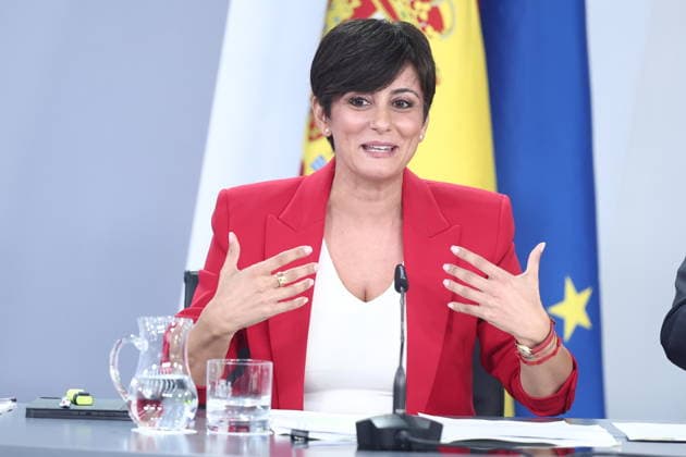 The Government Agrees to Provide Protection Against Evictions Through 2030 and Ban Purchases by Vulture Funds Through 2028 The Minister of Housing and Urban Agenda, Isabel Rodríguez, during the press conference following the Council of Ministers meeting on September 29, 2026, in Madrid, Spain. On Tuesday, the government approved two royal decrees on housing during the Council of Ministers meeting. These decrees include extended protection against evictions through 2030, regulations on seasonal rentals and room rentals, a ban on purchases by vulture funds through 2028, and a two-year extension of existing contracts that expire before December 31, 2028, among other issues. SEPTEMBER 29, 2026, Madrid, Spain  Copyright: xEduardoxParrax 7808056