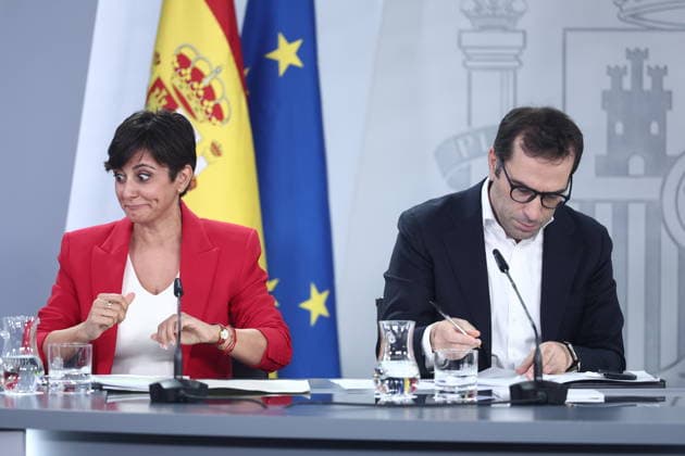 The government agrees to provide protection against evictions through 2030 and to ban purchases by vulture funds through 2028. The Minister of Housing and Urban Agenda, Isabel Rodríguez, and the First Vice President and Minister of Economy, Trade, and Business, Carlos Cuerpo, during the press conference following the Council of Ministers meeting on September 29, 2026, in Madrid, Spain. On Tuesday, the government approved two royal decrees on housing during the Council of Ministers meeting, which include extending protection against evictions through 2030, regulating seasonal rentals and room rentals, banning purchases by vulture funds through 2028, and extending by two years the existing contracts set to expire before December 31, 2028, am  Copyright: xEduardoxParrax 7808062
