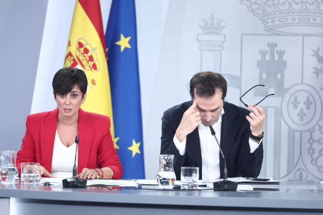 The government agrees to provide protection against evictions through 2030 and to ban purchases by vulture funds through 2028. The Minister of Housing and Urban Agenda, Isabel Rodríguez, and the First Vice President and Minister of Economy, Trade, and Business, Carlos Cuerpo, during the press conference following the Council of Ministers meeting on September 29, 2026, in Madrid, Spain. On Tuesday, the government approved two royal decrees on housing during the Council of Ministers meeting, which include extending protection against evictions through 2030, regulating seasonal rentals and room rentals, banning purchases by vulture funds through 2028, and extending by two years the existing contracts set to expire before December 31, 2028, am  Copyright: xEduardoxParrax 7808063
