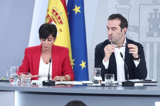 The government agrees to provide protection against evictions through 2030 and to ban purchases by vulture funds through 2028. The Minister of Housing and Urban Agenda, Isabel Rodríguez, and the First Vice President and Minister of Economy, Trade, and Business, Carlos Cuerpo, during the press conference following the Council of Ministers meeting on September 29, 2026, in Madrid, Spain. On Tuesday, the government approved two royal decrees on housing during the Council of Ministers meeting, which include extending protection against evictions through 2030, regulating seasonal rentals and room rentals, banning purchases by vulture funds through 2028, and extending by two years the existing contracts set to expire before December 31, 2028, am  Copyright: xEduardoxParrax 7808064