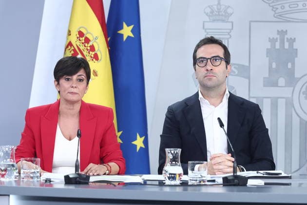 The government agrees to provide protection against evictions through 2030 and to ban purchases by vulture funds through 2028. The Minister of Housing and Urban Agenda, Isabel Rodríguez, and the First Vice President and Minister of Economy, Trade, and Business, Carlos Cuerpo, during the press conference following the Council of Ministers meeting on September 29, 2026, in Madrid, Spain. On Tuesday, the government approved two royal decrees on housing during the Council of Ministers meeting, which include extending protection against evictions through 2030, regulating seasonal rentals and room rentals, banning purchases by vulture funds through 2028, and extending by two years the existing contracts set to expire before December 31, 2028, am  Copyright: xEduardoxParrax 7808065