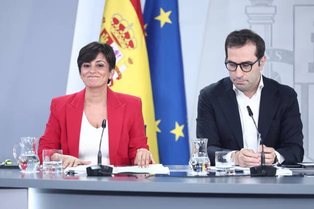 The government agrees to provide protection against evictions through 2030 and to ban purchases by vulture funds through 2028. The Minister of Housing and Urban Agenda, Isabel Rodríguez, and the First Vice President and Minister of Economy, Trade, and Business, Carlos Cuerpo, during the press conference following the Council of Ministers meeting on September 29, 2026, in Madrid, Spain. On Tuesday, the government approved two royal decrees on housing during the Council of Ministers meeting, which include extending protection against evictions through 2030, regulating seasonal rentals and room rentals, banning purchases by vulture funds through 2028, and extending by two years the existing contracts set to expire before December 31, 2028, am  Copyright: xEduardoxParrax 7808068