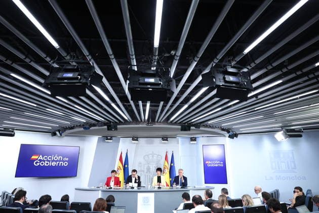 The Government Agrees to Provide Protection Against Evictions Through 2030 and to Prohibit Purchases by Vulture Funds Through 2028 I D The Minister of Housing and Urban Agenda, Isabel Rodríguez; the First Vice President and Minister of Economy, Trade, and Business, Carlos Cuerpo; the Minister of Inclusion, Social Security, and Migration and Government Spokesperson, Elma Saiz; and the Minister of Territorial Policy and Democratic Memory, Ángel Víctor Torres, during the press conference following the Council of Ministers meeting on September 29, 2026, in Madrid, Spain. On Tuesday, the government approved two royal decrees on housing during the Council of Ministers meeting, which include the extension of eviction protection through 2030, the  Copyright: xEduardoxParrax 7808083