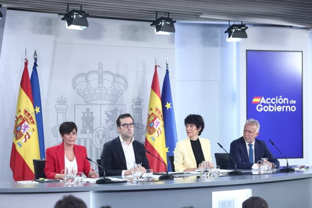 The Government Agrees to Provide Protection Against Evictions Through 2030 and to Prohibit Purchases by Vulture Funds Through 2028 I D The Minister of Housing and Urban Agenda, Isabel Rodríguez; the First Vice President and Minister of Economy, Trade, and Business, Carlos Cuerpo; the Minister of Inclusion, Social Security, and Migration and Government Spokesperson, Elma Saiz; and the Minister of Territorial Policy and Democratic Memory, Ángel Víctor Torres, during the press conference following the Council of Ministers meeting on September 29, 2026, in Madrid, Spain. On Tuesday, the government approved two royal decrees on housing during the Council of Ministers meeting, which include the extension of eviction protection through 2030, the  Copyright: xEduardoxParrax 7808084