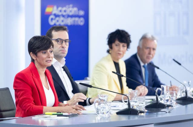 The Government Agrees to Provide Protection Against Evictions Through 2030 and to Prohibit Purchases by Vulture Funds Through 2028 I D The Minister of Housing and Urban Agenda, Isabel Rodríguez; the First Vice President and Minister of Economy, Trade, and Business, Carlos Cuerpo; the Minister of Inclusion, Social Security, and Migration and Government Spokesperson, Elma Saiz; and the Minister of Territorial Policy and Democratic Memory, Ángel Víctor Torres, during the press conference following the Council of Ministers meeting on September 29, 2026, in Madrid, Spain. On Tuesday, the government approved two royal decrees on housing during the Council of Ministers meeting, which include the extension of eviction protection through 2030, the  Copyright: xEduardoxParrax 7808085